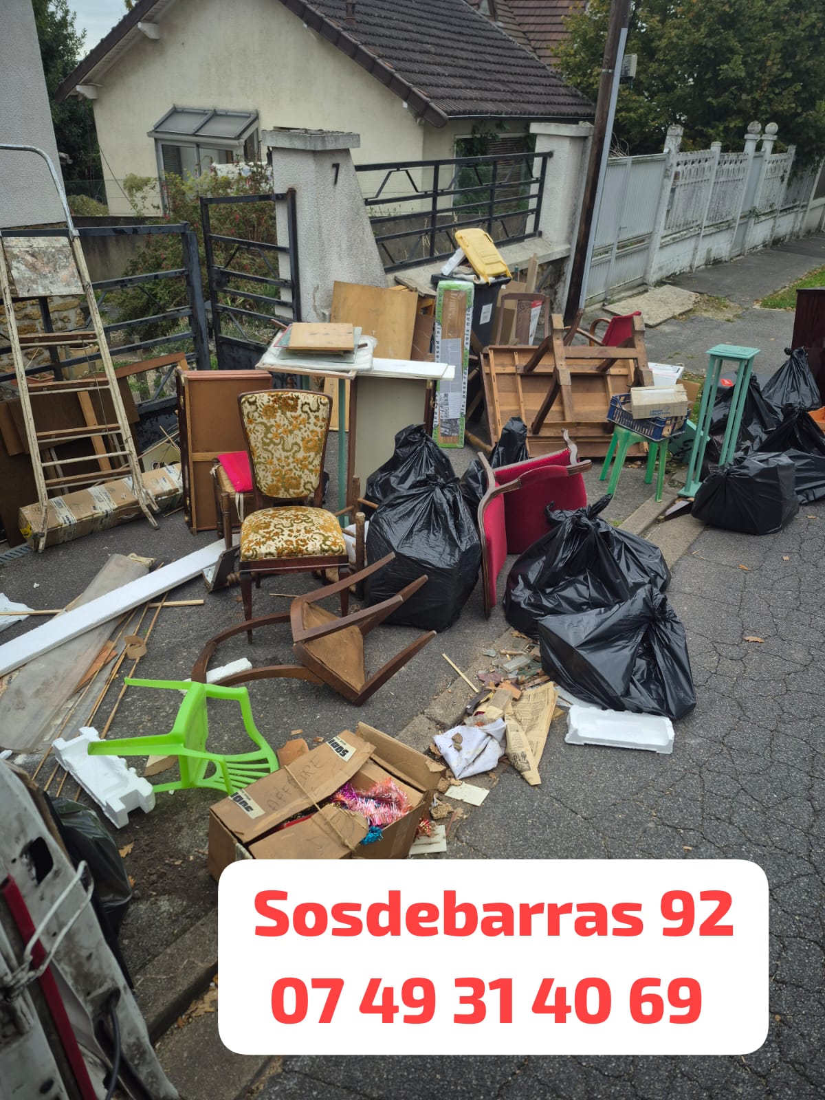 ntervention de débarras urgent dans les Hauts-de-Seine (92) : notre équipe SOS Débarras Nettoyage vide rapidement appartements, caves, maisons et locaux professionnels. Service express avec évacuation des meubles et encombrants dans tout le département 92. 📞 07 49 31 40 69.
